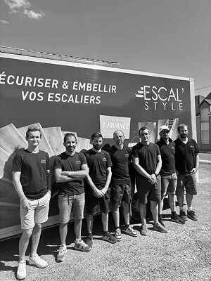 Équipe de poseurs spécialisés en habillage d'escalier bois et béton