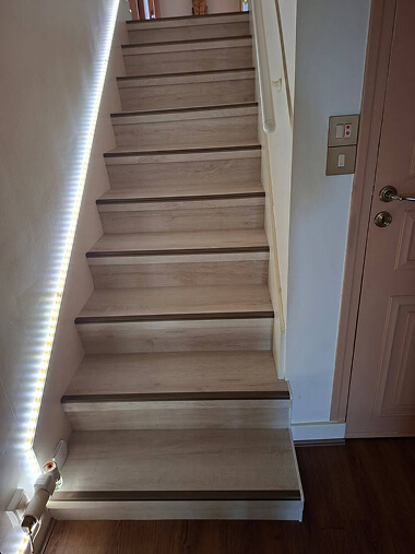 Éclairage LED intégré sous les marches d'un escalier rénové