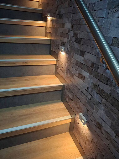 Rubans LED pour sécuriser et sublimer l'habillage d'escalier