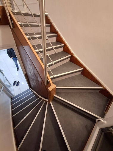 Recouvrement d'escalier style industriel avec marches effet béton