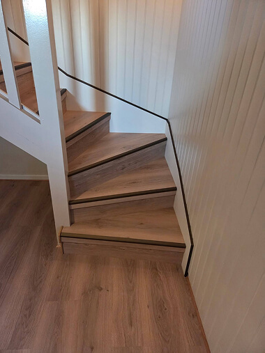 Recouvrement de marches d'escalier avec finition bois naturel