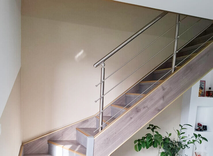 Rambarde d'escalier moderne en acier inoxydable brossé pour intérieur
