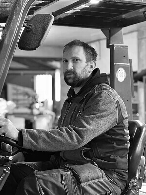 Xavier, gestionnaire logistique et préparation des matériaux de rénovation